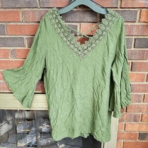 🛍️ ND gorgeous green lace trimmed top. Excellent condition.